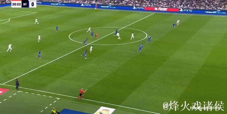 足坛一夜动态：阿森纳绝杀！萨拉赫解禁送助攻，巴萨领先皇马7分